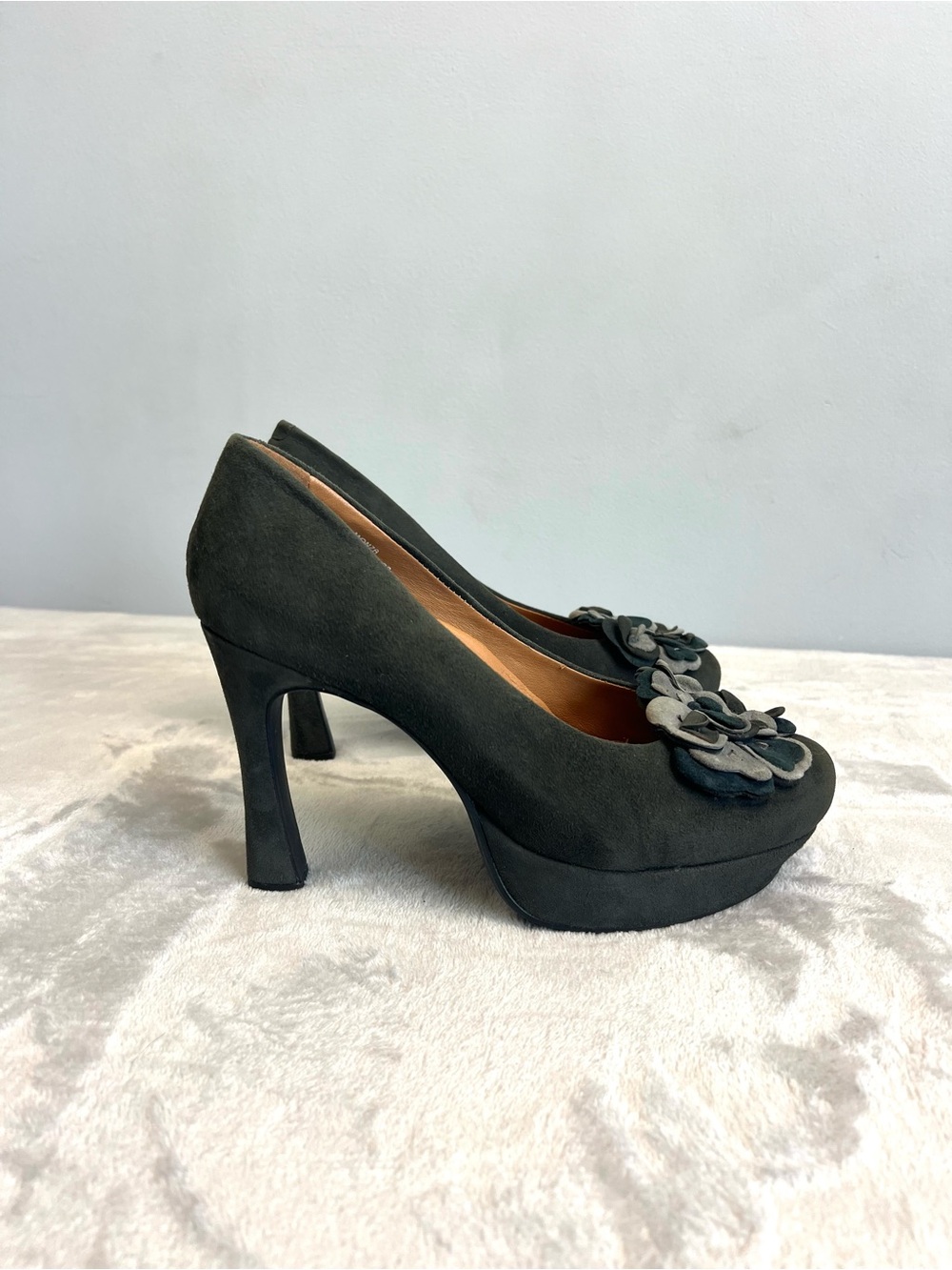 Earthies Monza Gray Suede Floral Platform Pumps Size 9 Comfort Heels
